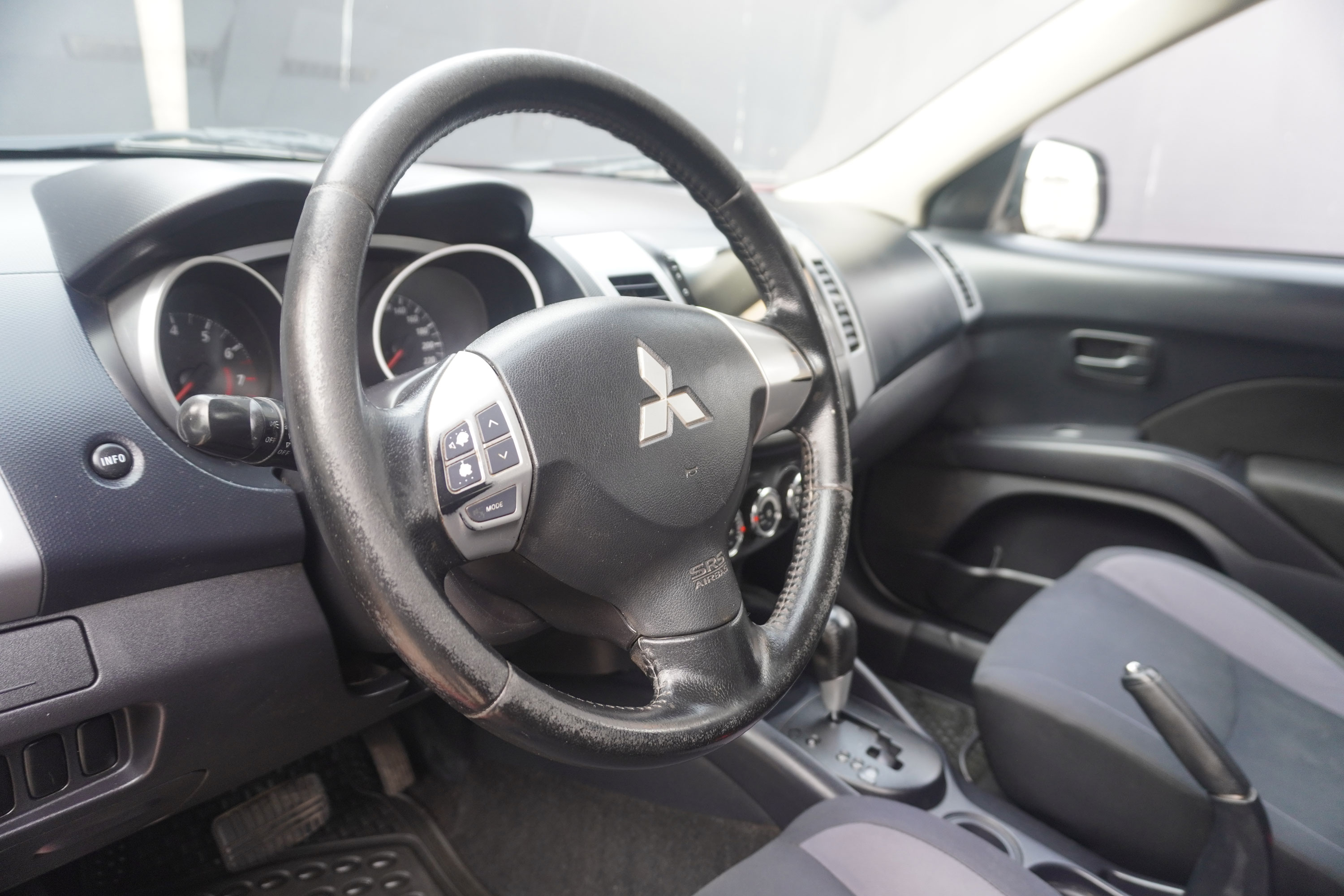 Mitsubishi Outlander — foto 12 de 13