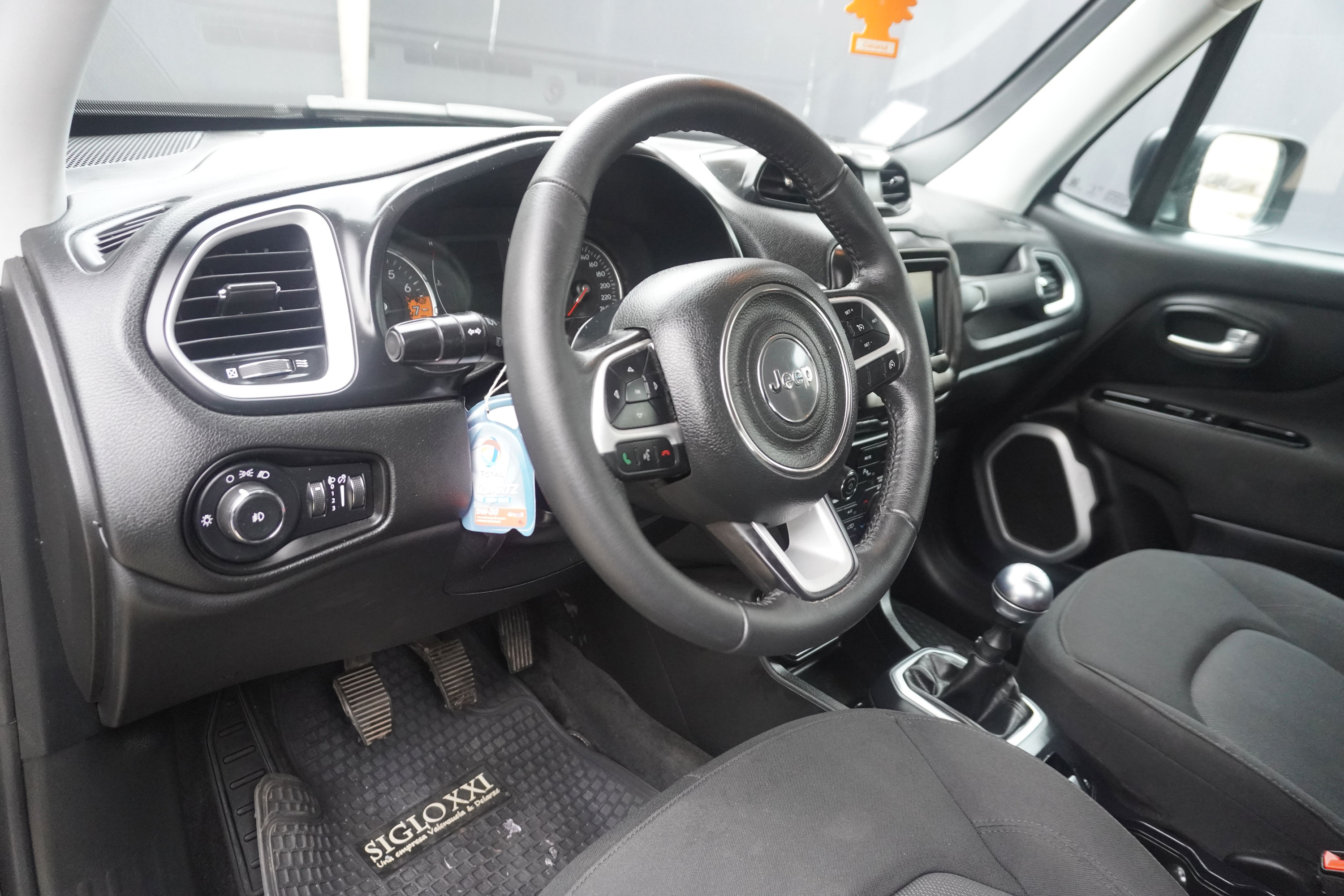 Jeep Renegade — foto 3 de 16