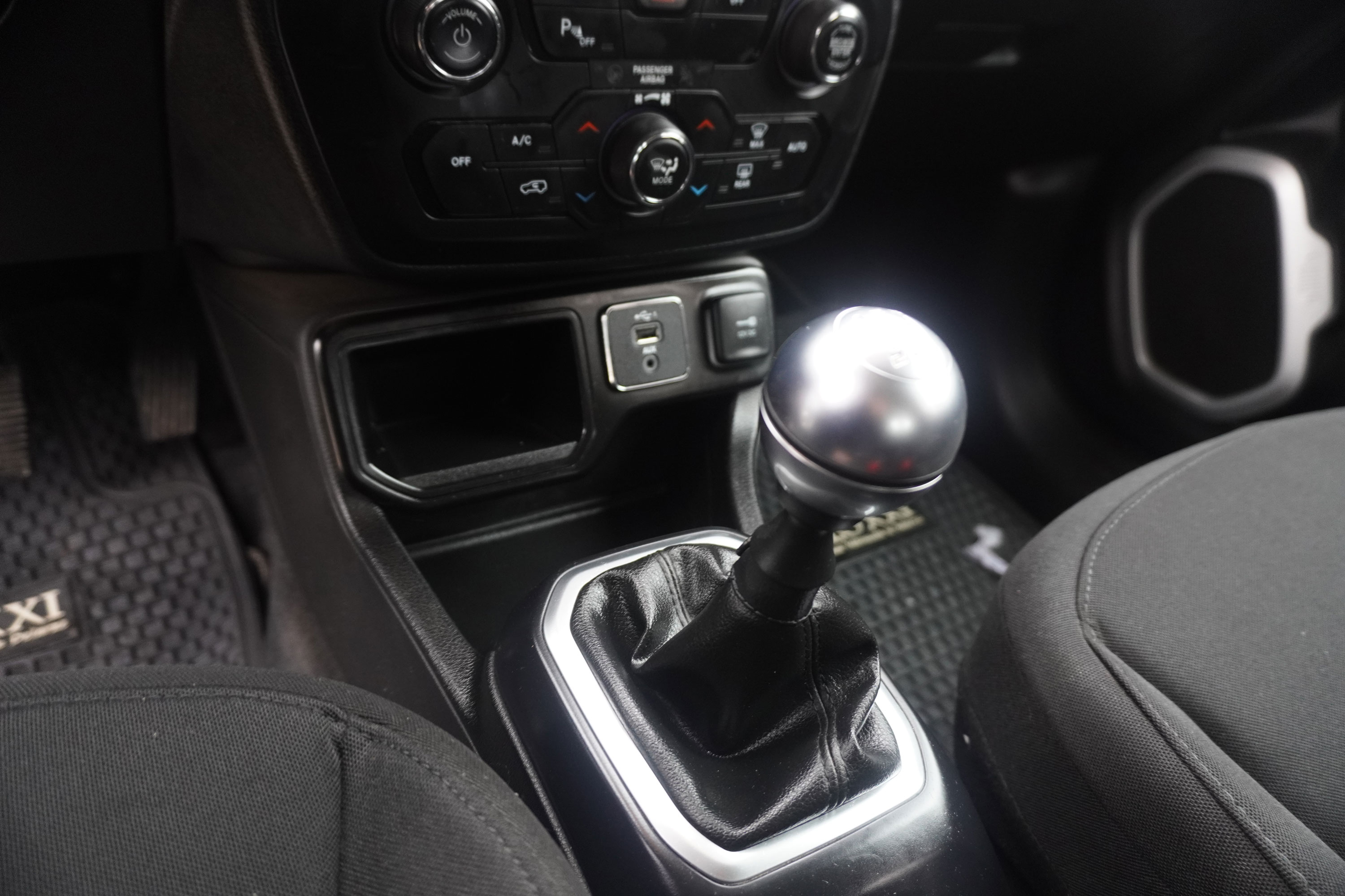 Jeep Renegade — foto 8 de 16