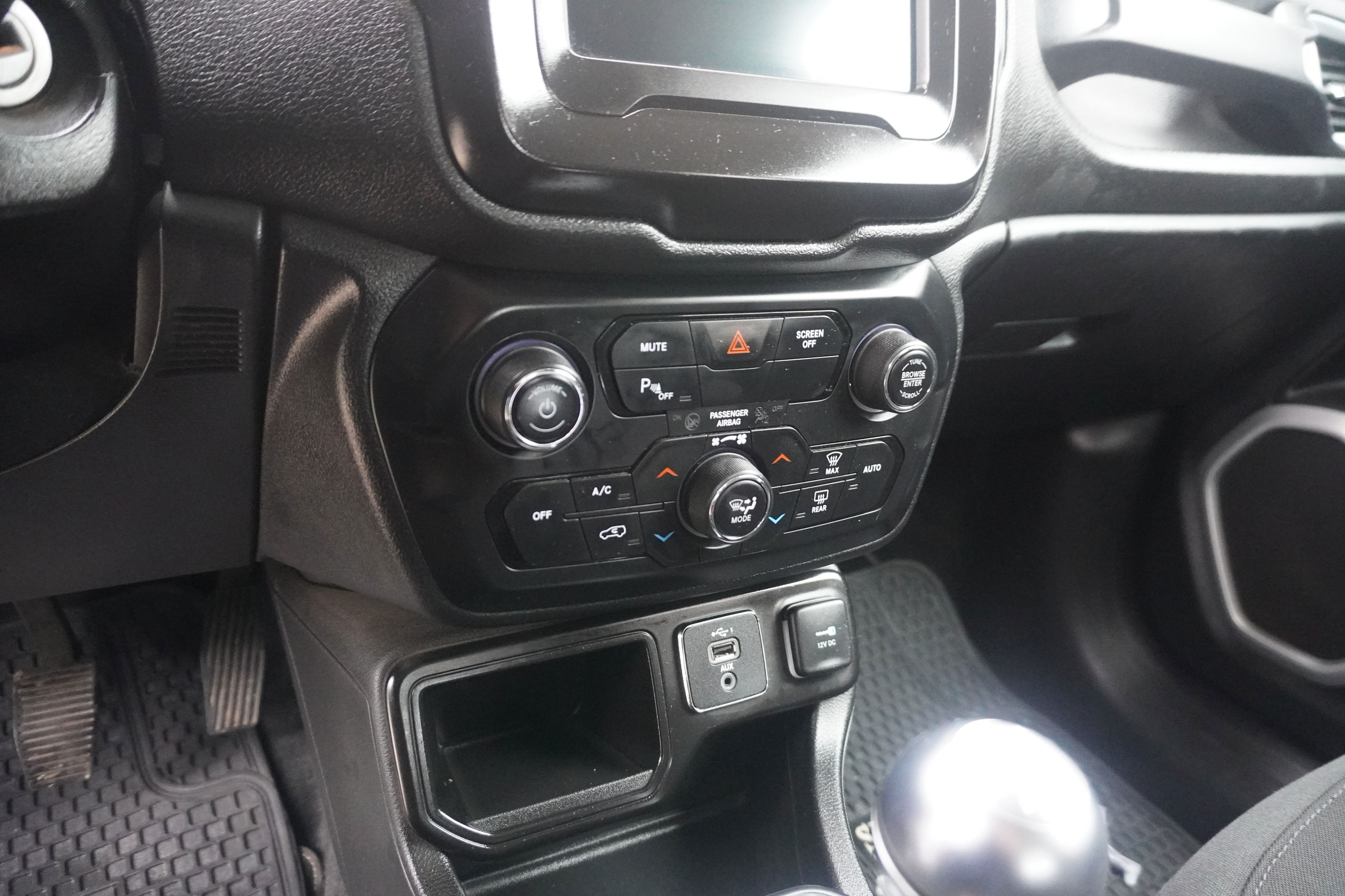 Jeep Renegade — foto 9 de 16