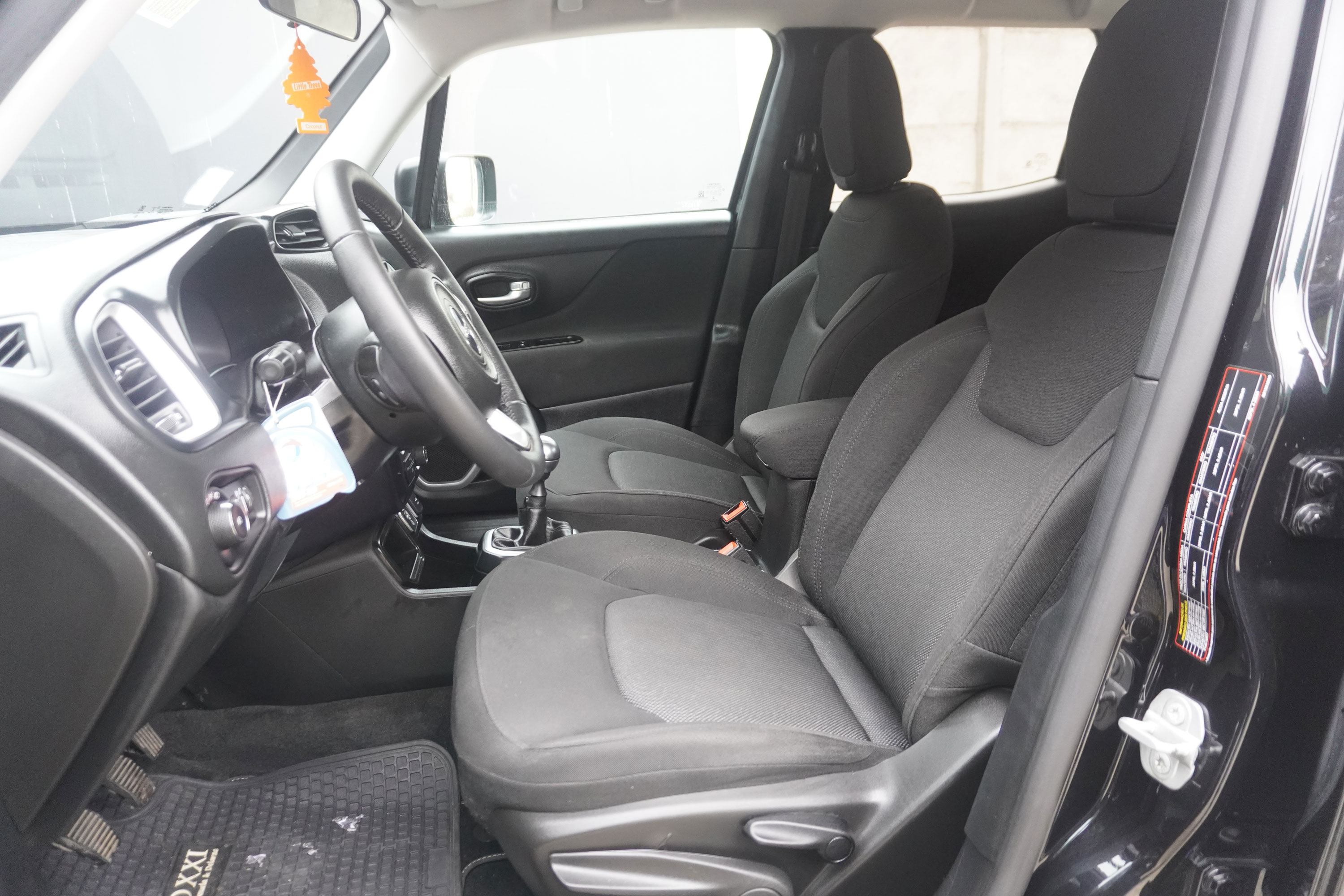 Jeep Renegade — foto 10 de 16