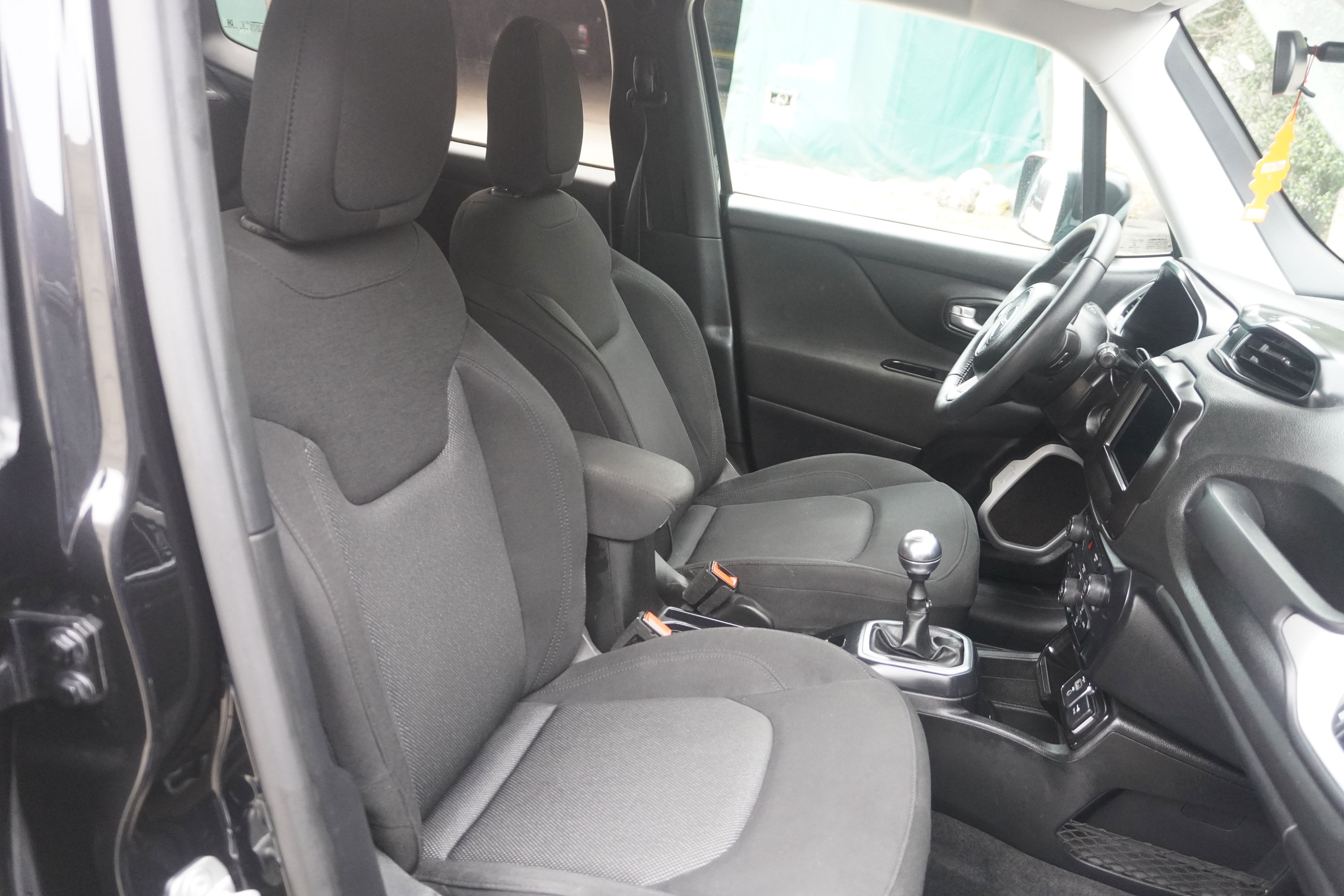 Jeep Renegade — foto 13 de 16